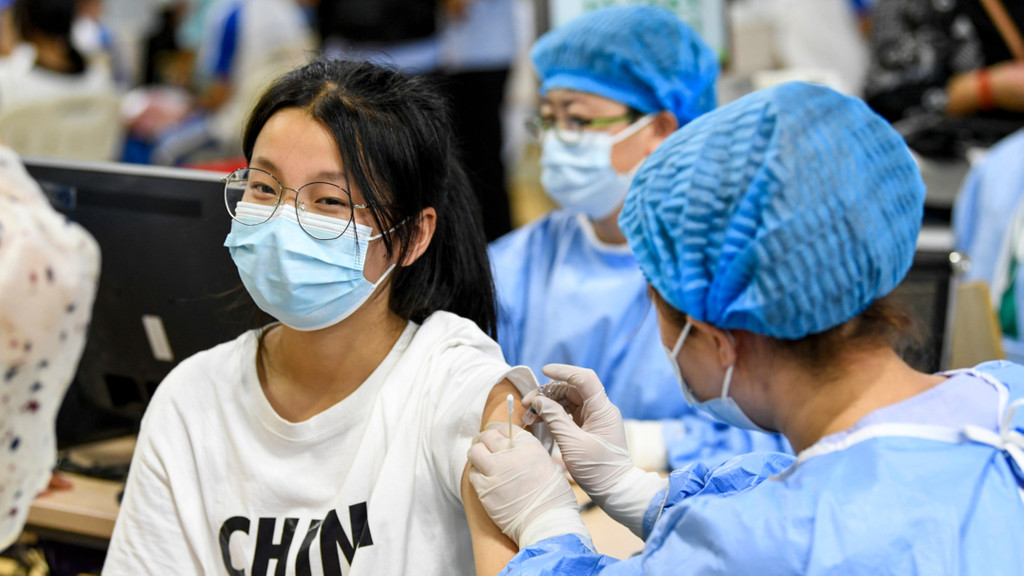 Chinesische Schülerin wird geimpft