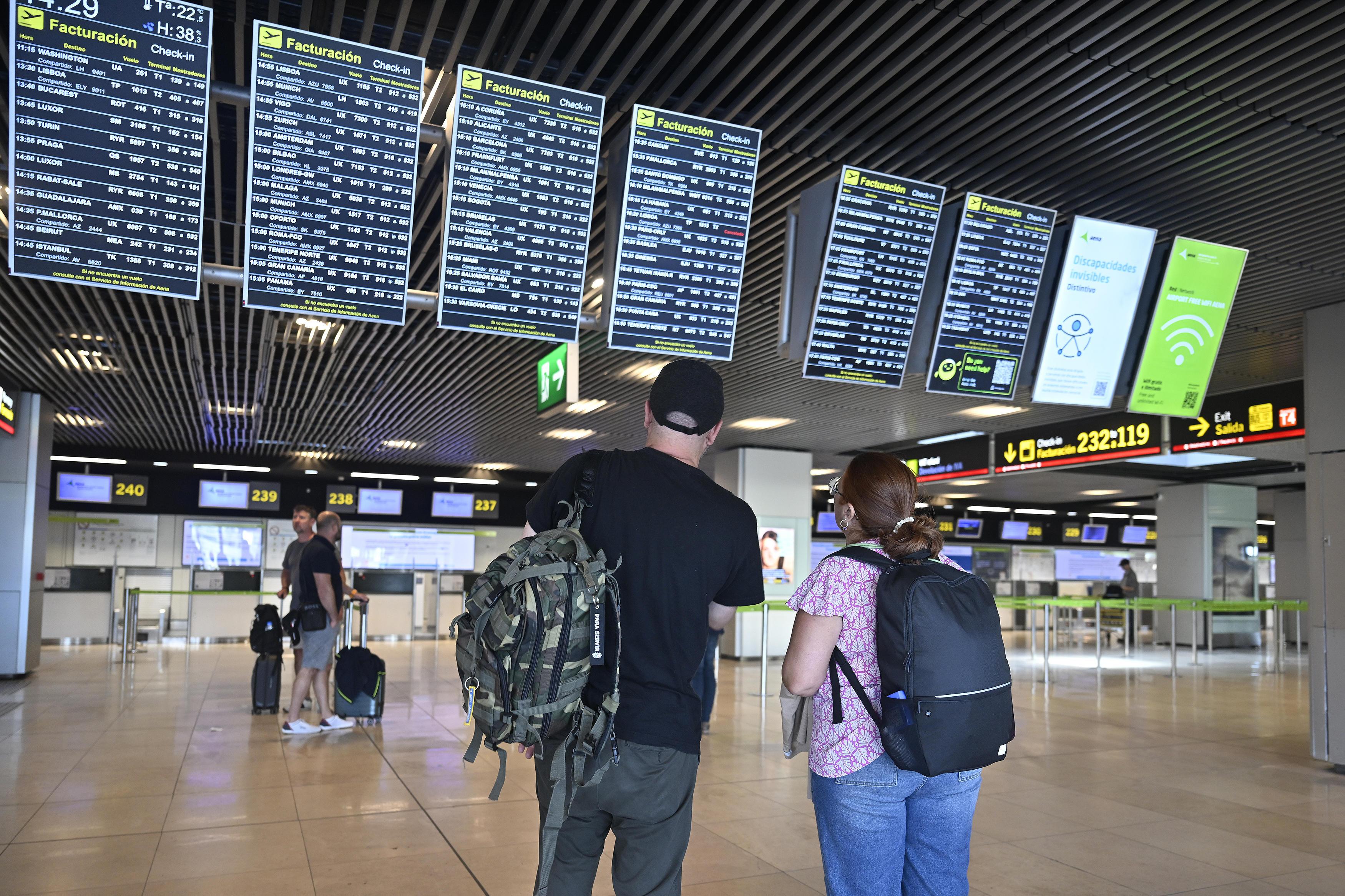 (Archivbild) Touristen am Flughafen Madrid.