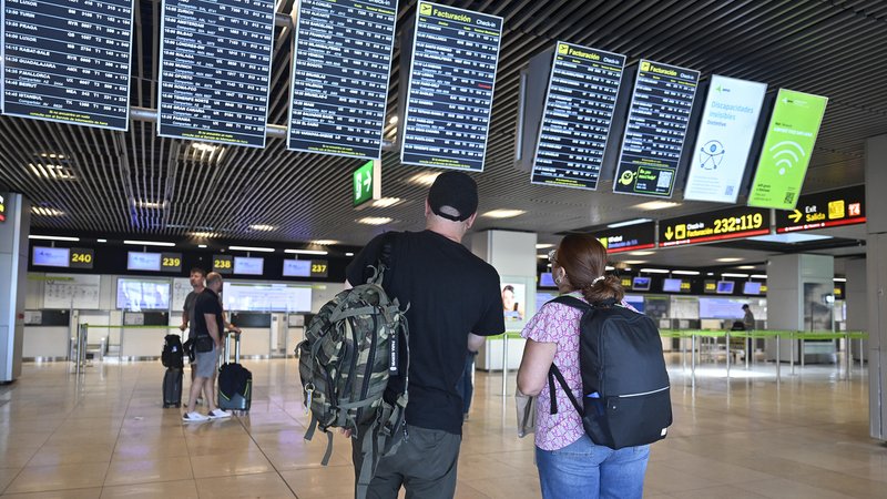 (Archivbild) Touristen am Flughafen Madrid. | Bild: picture alliance / Anadolu|Burak Akbulut (Archivbild) Touristen am Flughafen Madrid.