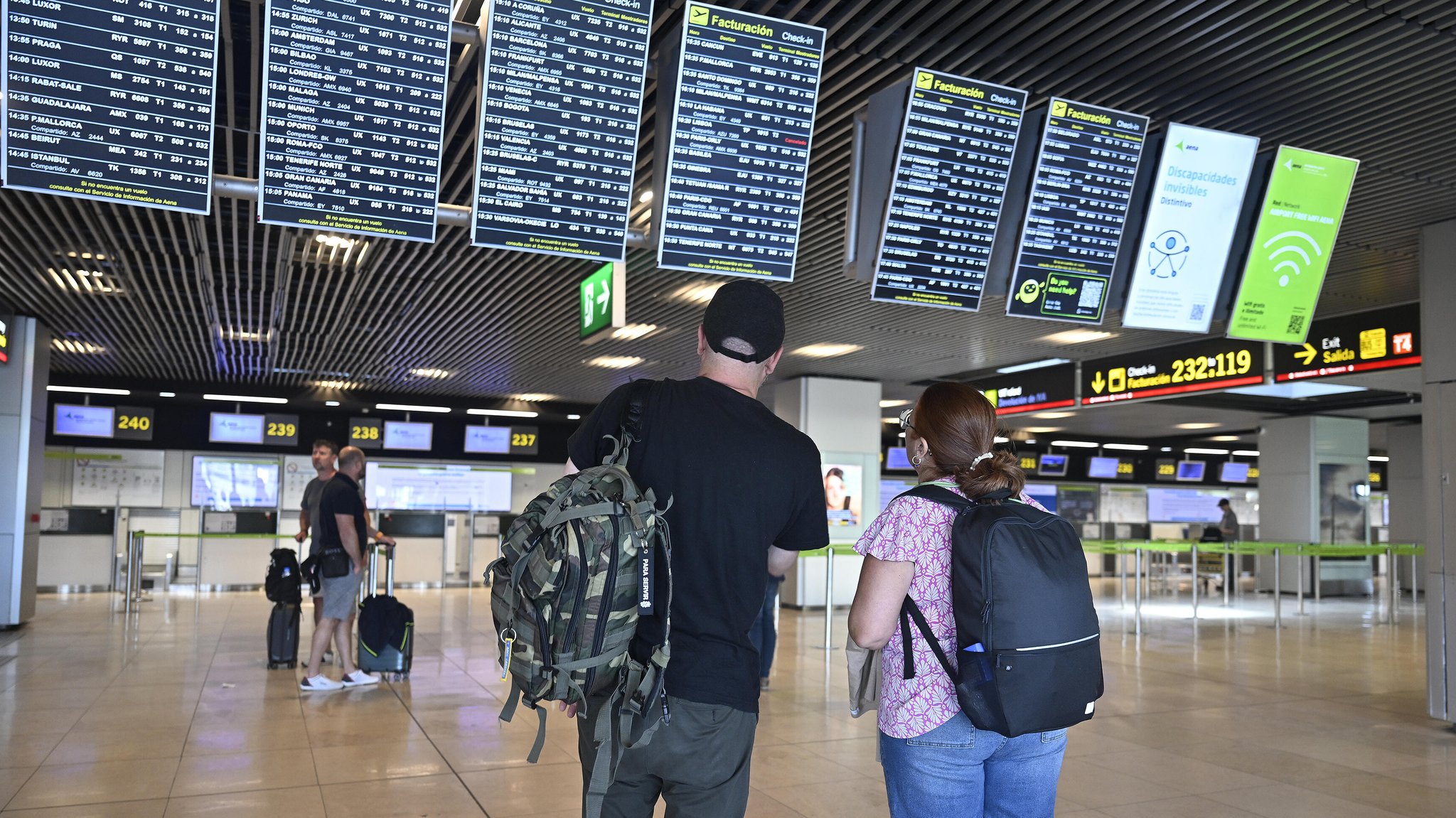 Archiv: Touristen am Flughafen Madrid.