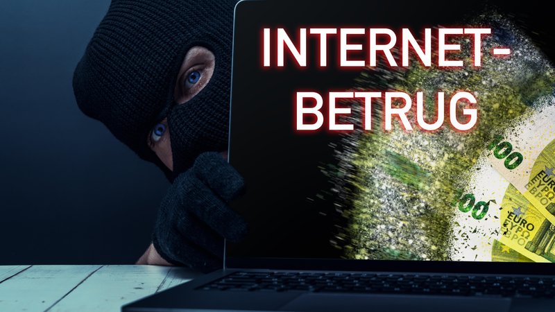 Gangster mit Maske schaut hinter Laptop hervor auf Bildschirm Geldscheine | Bild: picture alliance / CHROMORANGE | Michael Bihlmayer Gangster mit Maske schaut hinter Laptop hervor auf Bildschirm Geldscheine