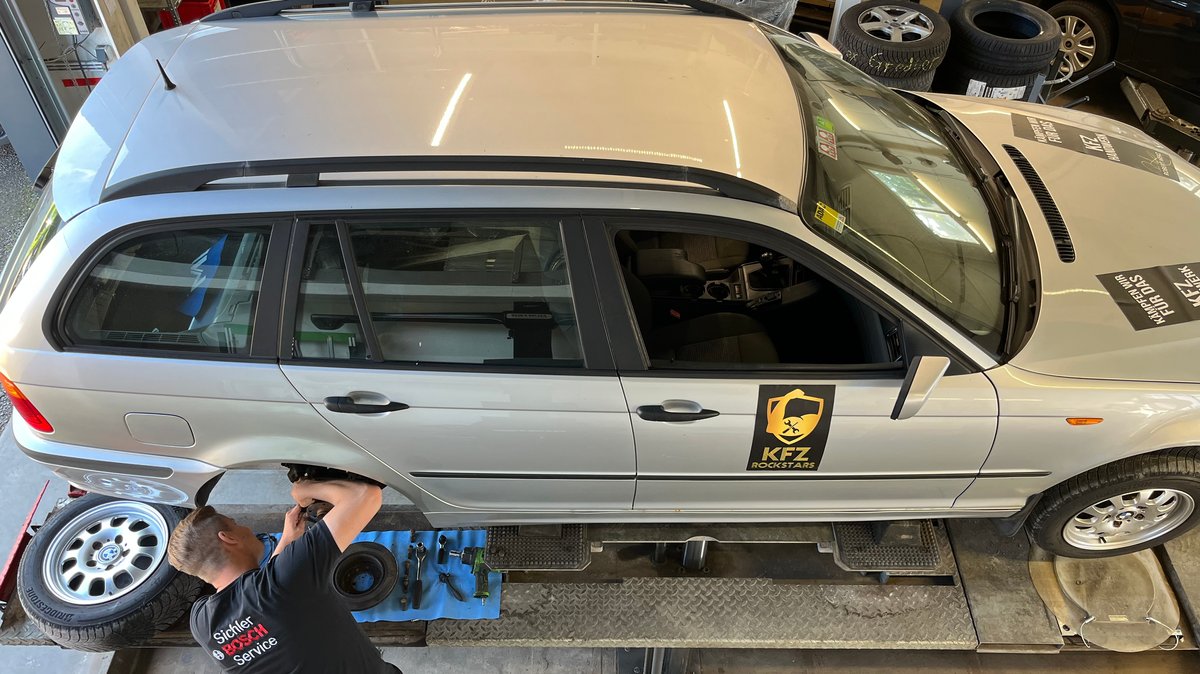 Alter BMW in Autowerkstatt