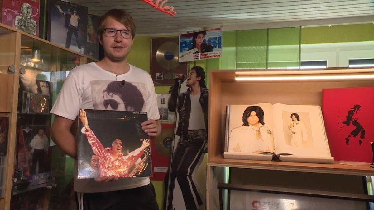 Robin Schuhmann zeigt eine seltene japanische Vinylpressung eines Michael Jackson-Albums.