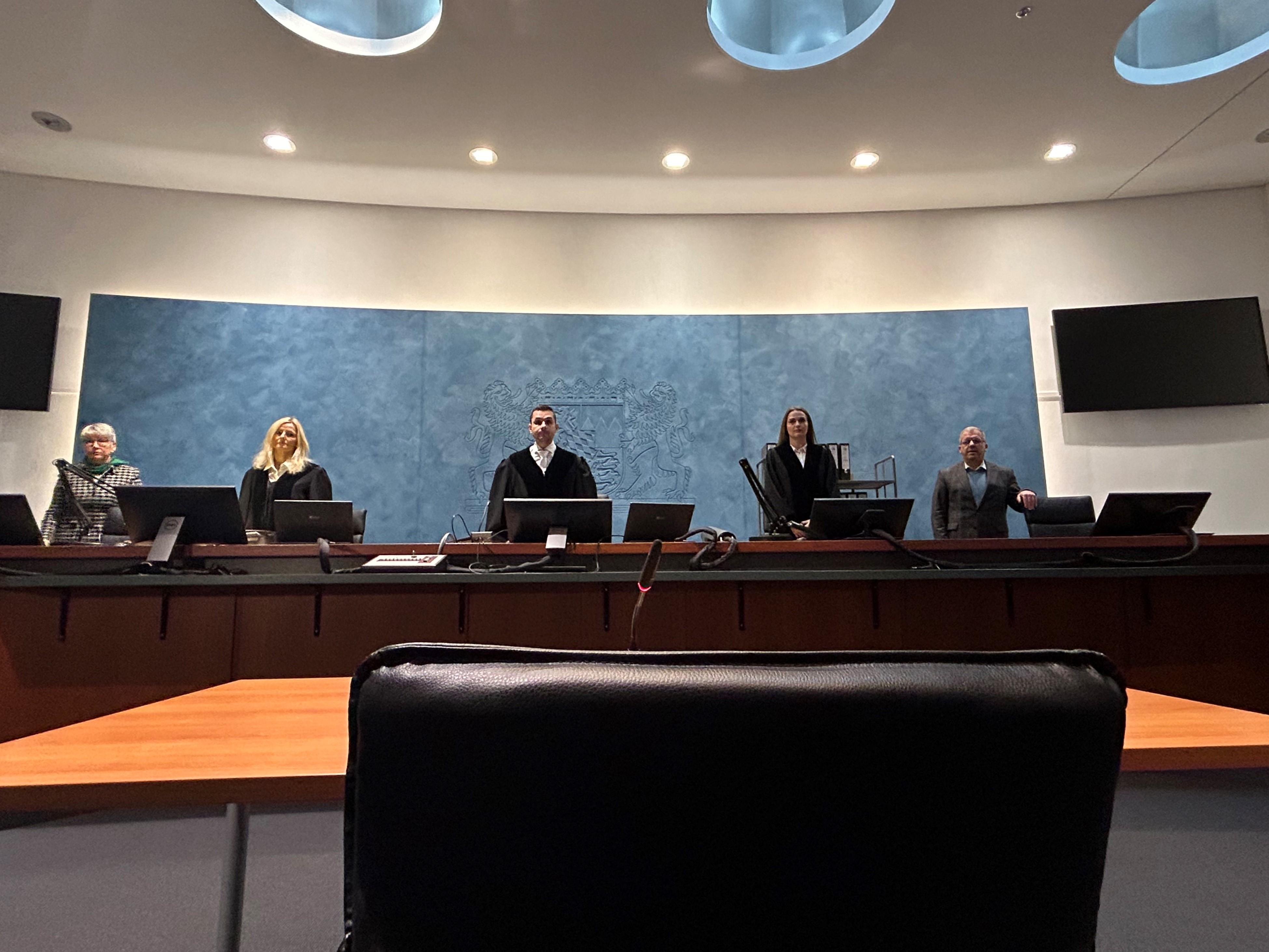 Ein heute 26-Jähriger bricht in ein Kinderheim in Wunsiedel ein und vergewaltigt eine Zehnjährige. Anschließend soll ein Elfjähriger das Mädchen umgebracht haben. 