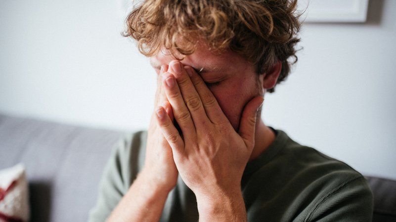 Ein Mann hält seine Hände vors Gesicht | Bild: BR/Julia Müller Ein Mann hält seine Hände vors Gesicht