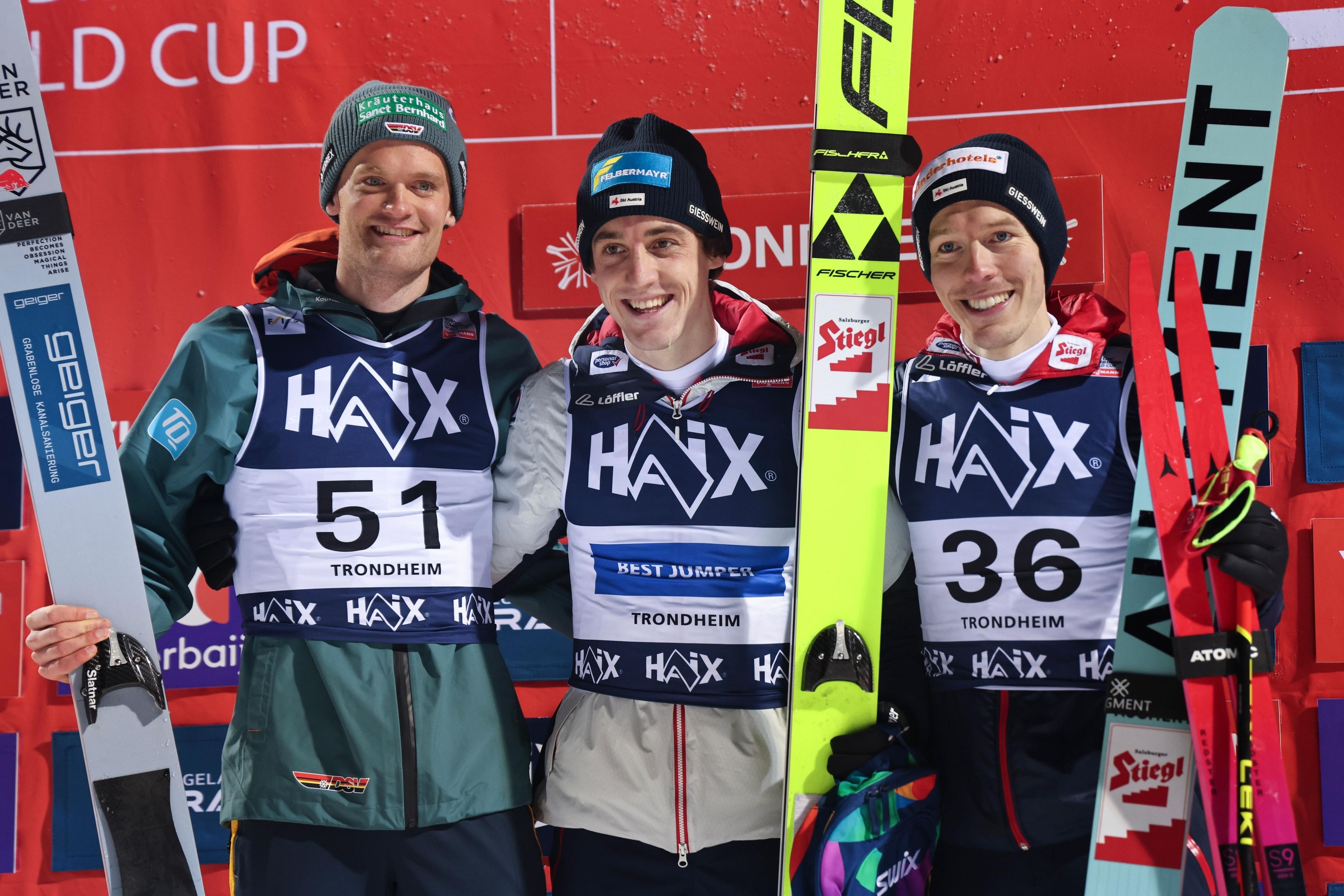 06.12.2025, Norwegen, Trondheim: Wendelin Thannheimer (l-r,Deutschland) als Zweiter, der Sieger Thomas Rettenegger (Österreich) und Franz Josef Rehrl (Österreich) als Dritter im Skisprungrennen nachdem der Langlauf-Massenstart. Foto: Geir Olsen/NTB/dpa +++ dpa-Bildfunk +++