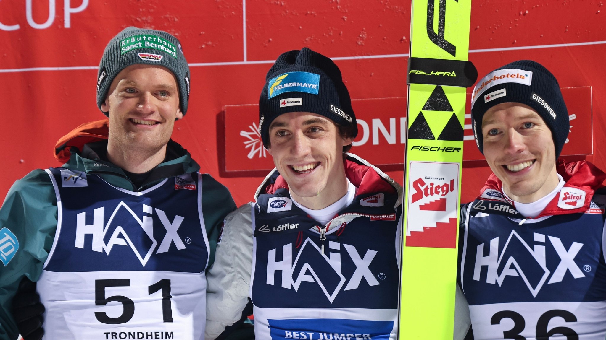 06.12.2025, Norwegen, Trondheim: Wendelin Thannheimer (l-r,Deutschland) als Zweiter, der Sieger Thomas Rettenegger (Österreich) und Franz Josef Rehrl (Österreich) als Dritter im Skisprungrennen nachdem der Langlauf-Massenstart. Foto: Geir Olsen/NTB/dpa +++ dpa-Bildfunk +++