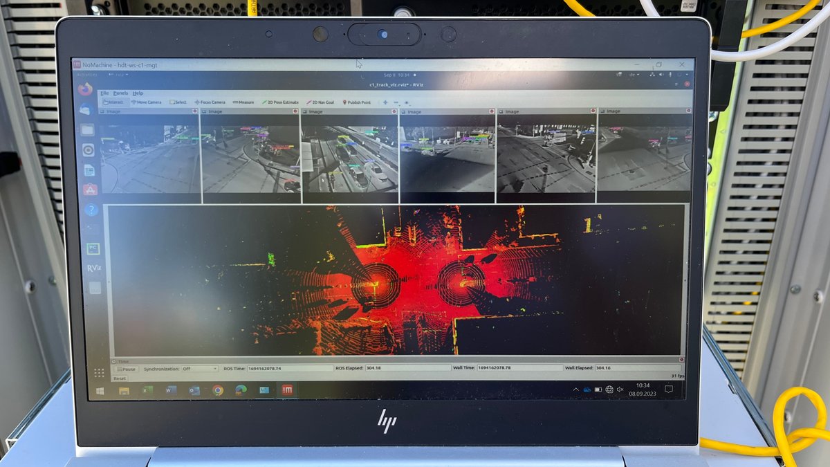 Auf einem Laptop-Bildschirm sieht man verschiedene Kameraeinstellungen in schwarz/weiß und eine Punktewolke, auf der schemenhaft die Verkehrsteilnehmer erkennbar sind.