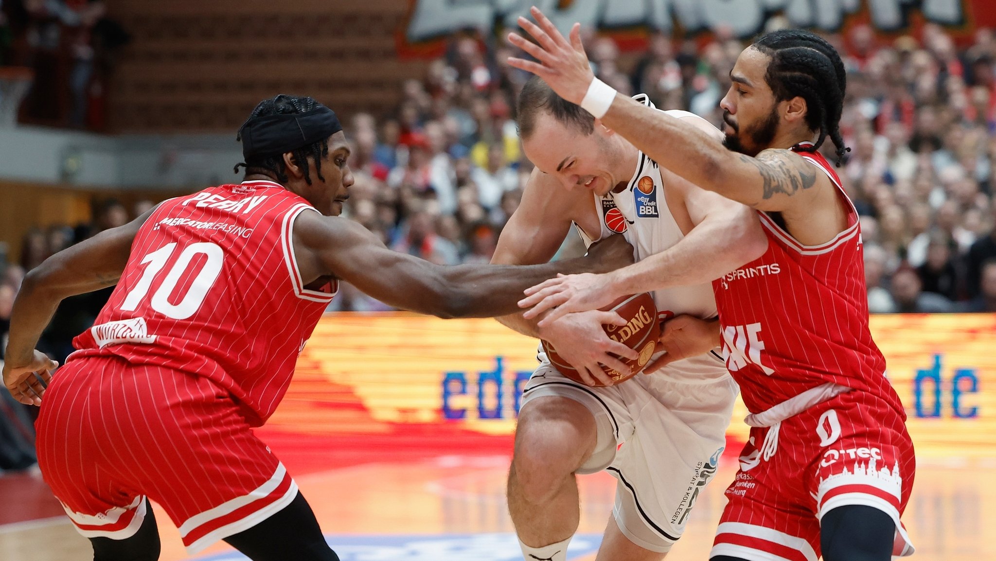 Würzburg - Bamberg Basketball | Bild: picture alliance / HMB Media | Heiko Becker Würzburg - Bamberg Basketball