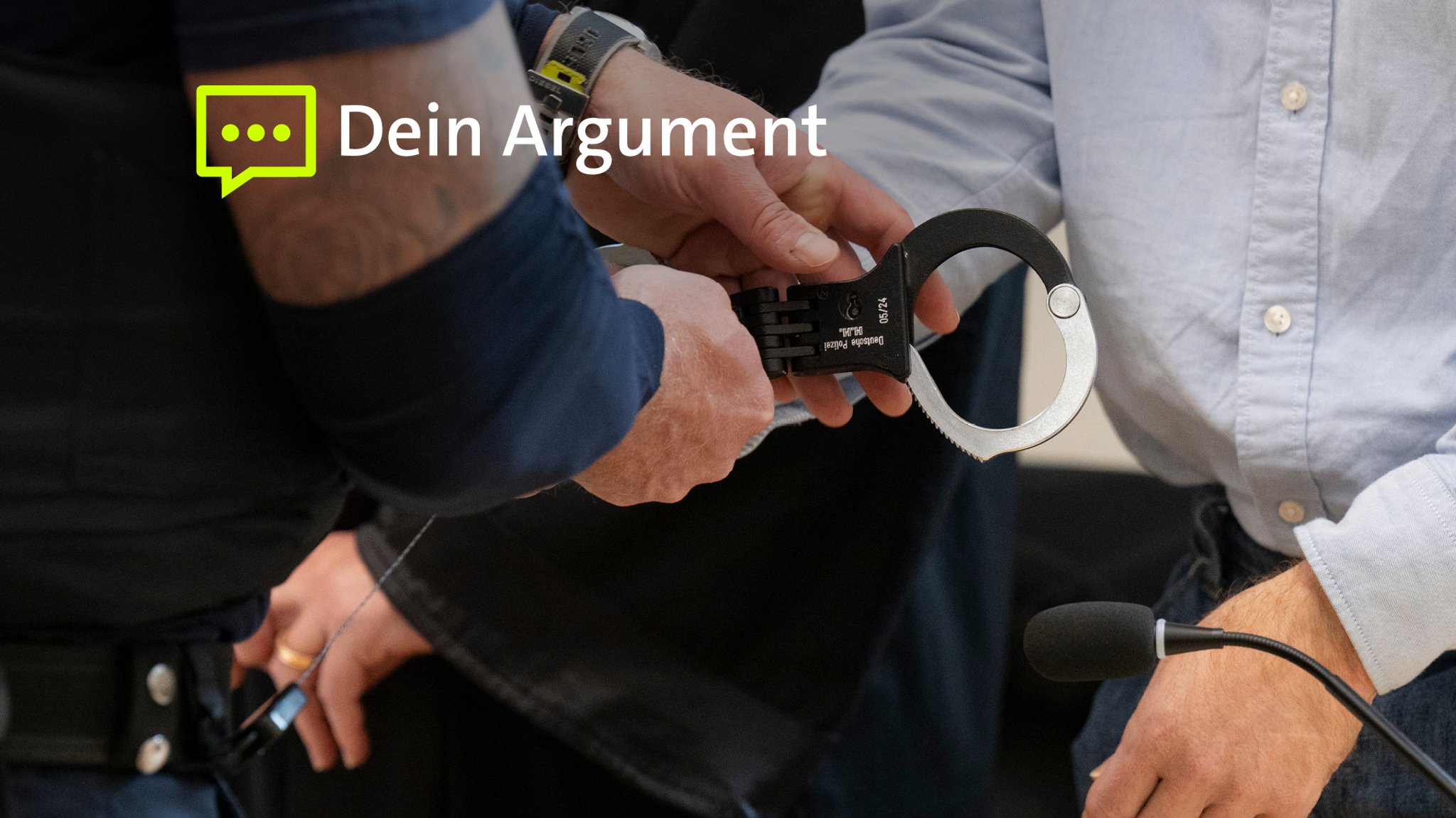 Ein Polizist nimmt einem Mann Handschellen ab. (Symbolbild) | Bild: picture alliance/dpa | Boris Roessler Ein Polizist nimmt einem Mann Handschellen ab. (Symbolbild)