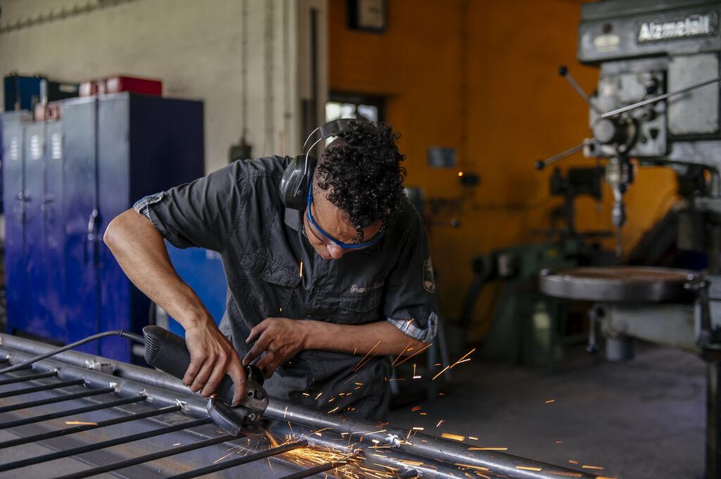 Archiv: Algerischer Flüchtling in einer Schmiedewerkstatt (Aufnahme von 2017).