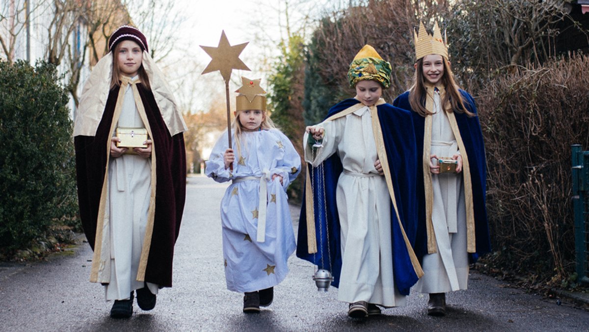 Kinder verkleidet als Heilige Drei Könige (Symbolbild)