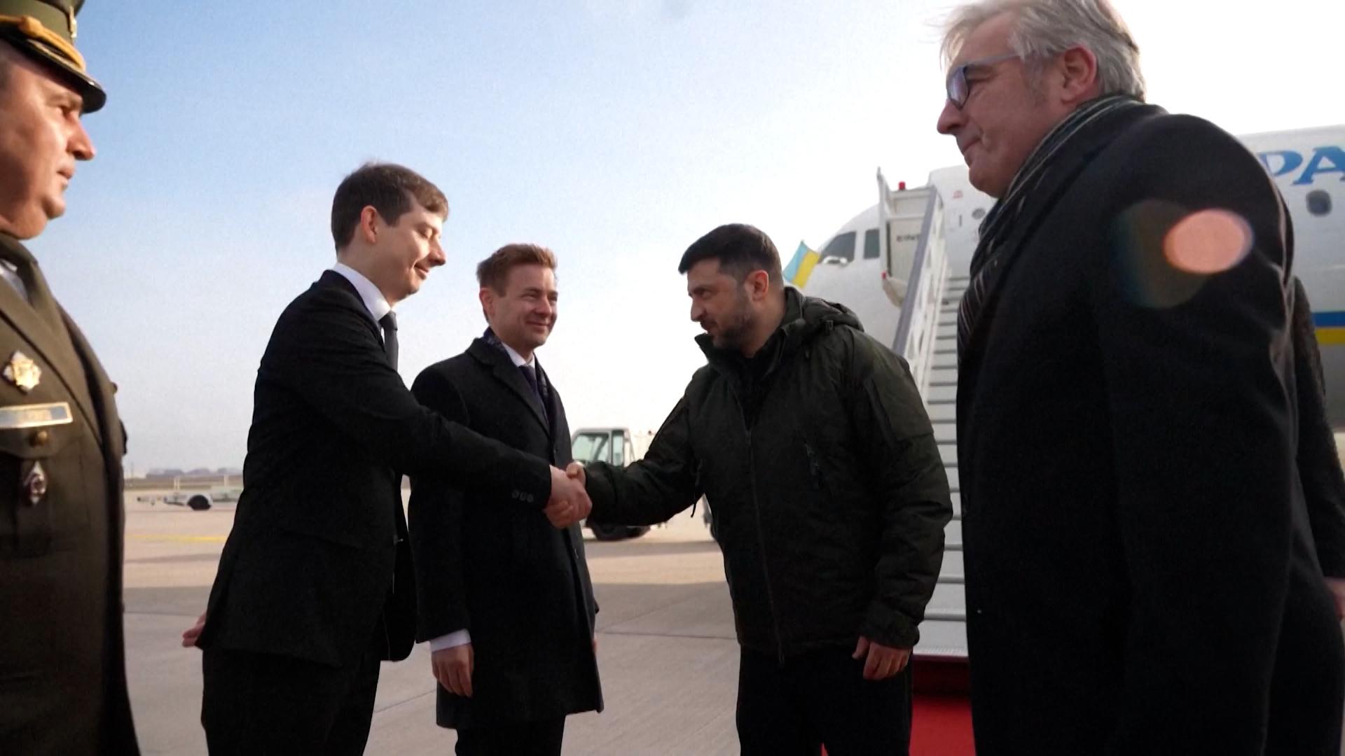 Ukraines Präsident Selenskyj wird am Flughafen in Berlin begrüßt.