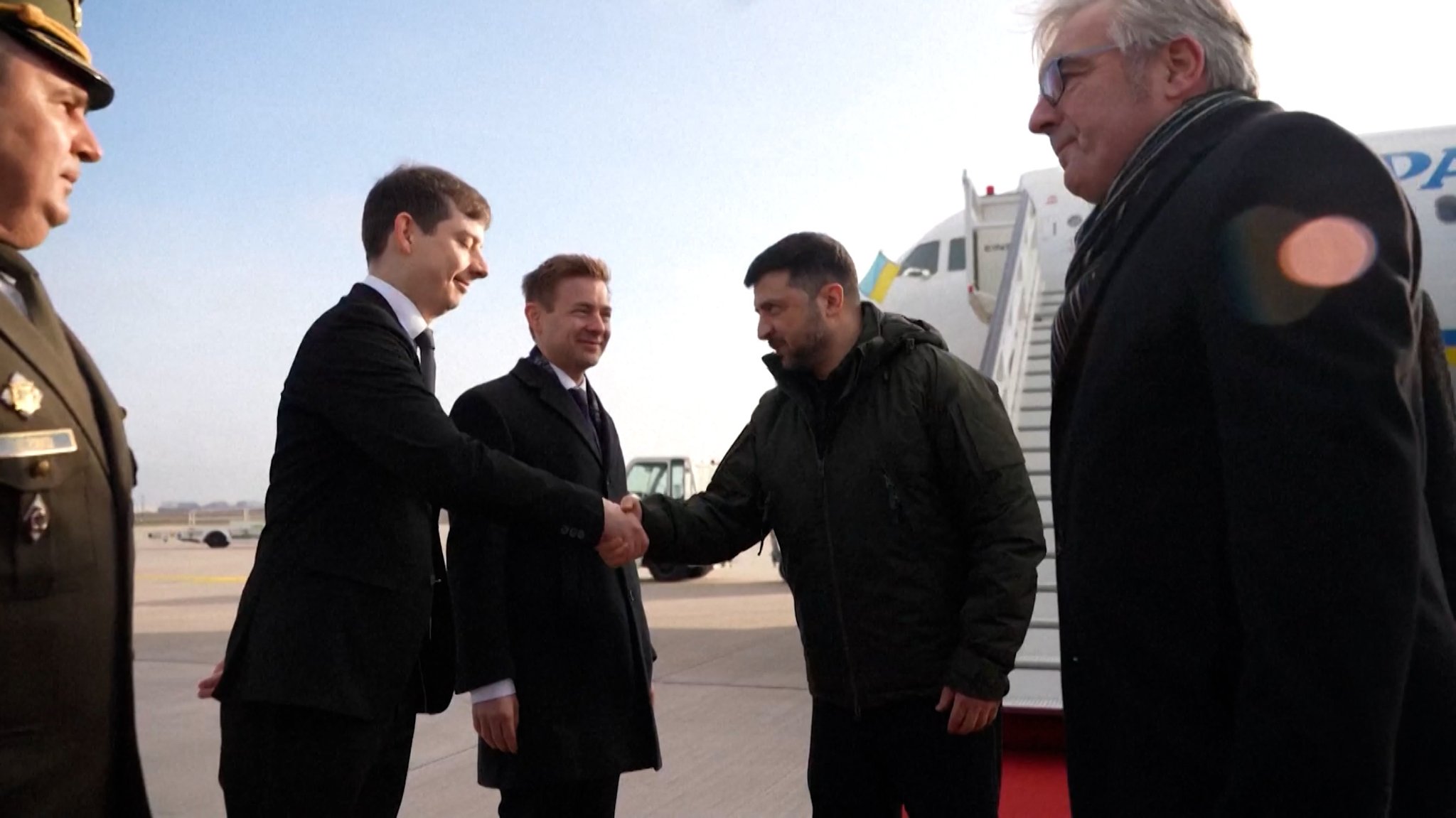 Ukraines Präsident Selenskyj wird am Flughafen in Berlin begrüßt. | Bild: BR Ukraines Präsident Selenskyj wird am Flughafen in Berlin begrüßt.