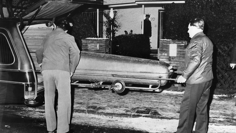 20.12.1980: In Zinksärgen werden die Mordopfer Shlomo Levin und seine Lebensgefährtin Frida Poeschke in den Leichenwagen getragen.