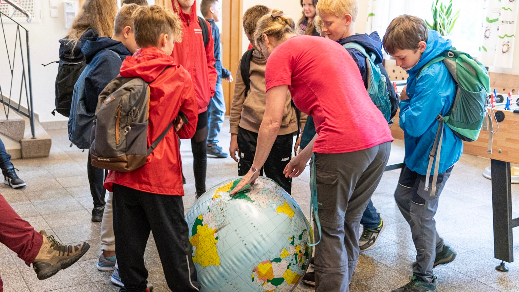 Eine Schulklasse und eine Pädagogin im Schullandheim Bauersberg | Bild: Holger Kresslein Eine Schulklasse und eine Pädagogin im Schullandheim Bauersberg