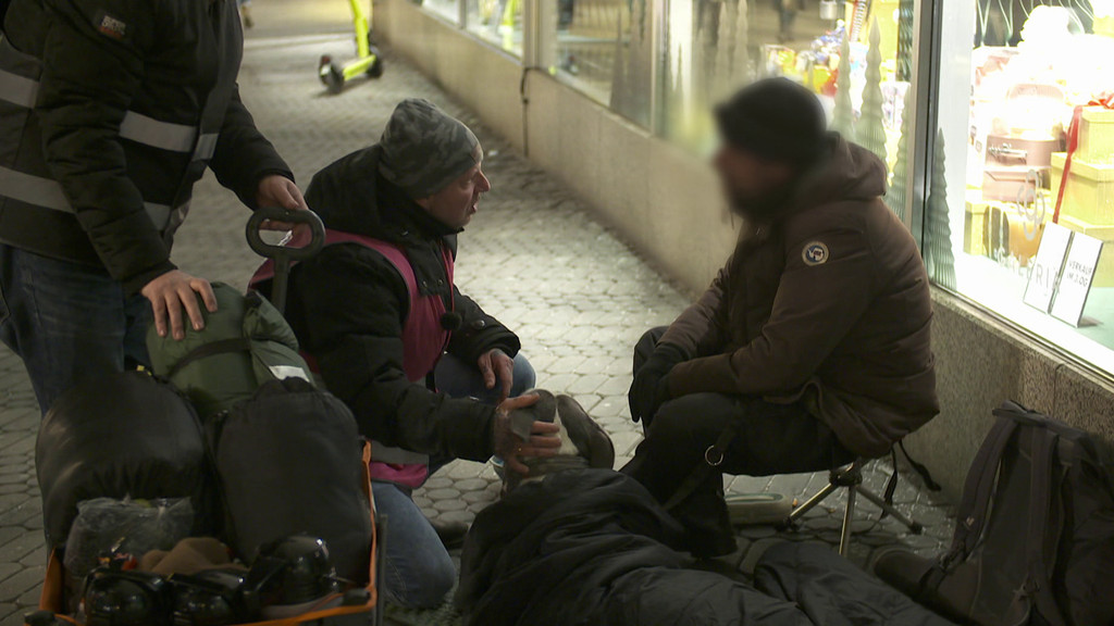 Ehrenamtliche vom Verein Heinzelmännchen unterstützen Obdachlose in kalten Winternächten in Nürnberg.