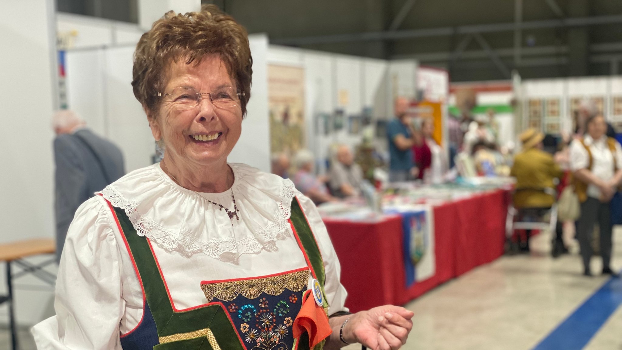 Eine Besucherin des Sudetendeutschen Tages in Regensburg –  in traditioneller sudetendeutscher Tracht.