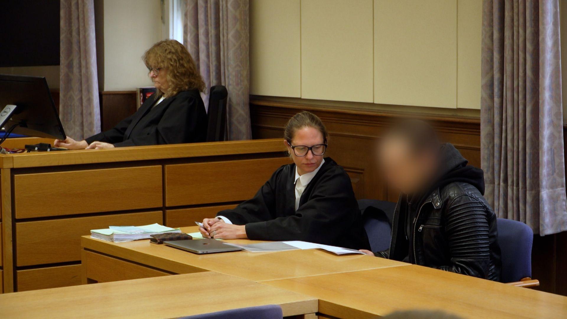 Der 22-jährige Angeklagte (rechts) am 13. April bei den Plädoyers vor Gericht