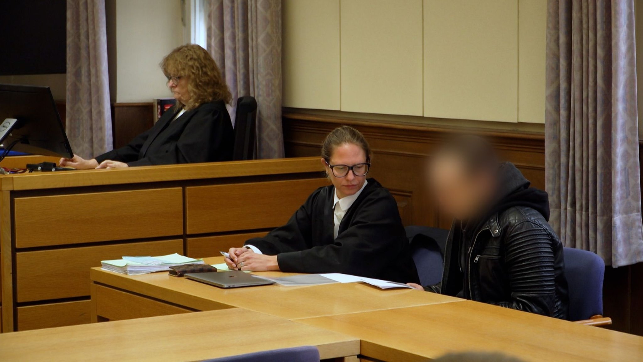 Der 22-jährige Angeklagte (rechts) am 13. April bei den Plädoyers vor Gericht