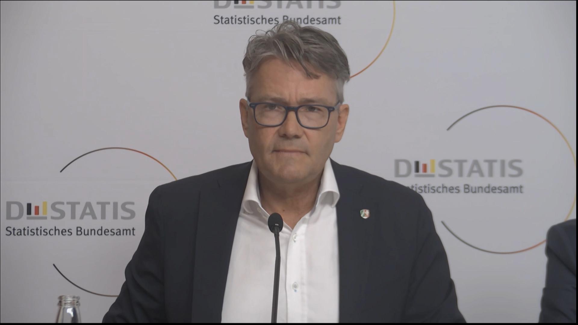 Dr. Oliver Heidinger stellt die wichtigsten Erkenntnisse des Zensus 2022 zum Thema Wohnen vor.