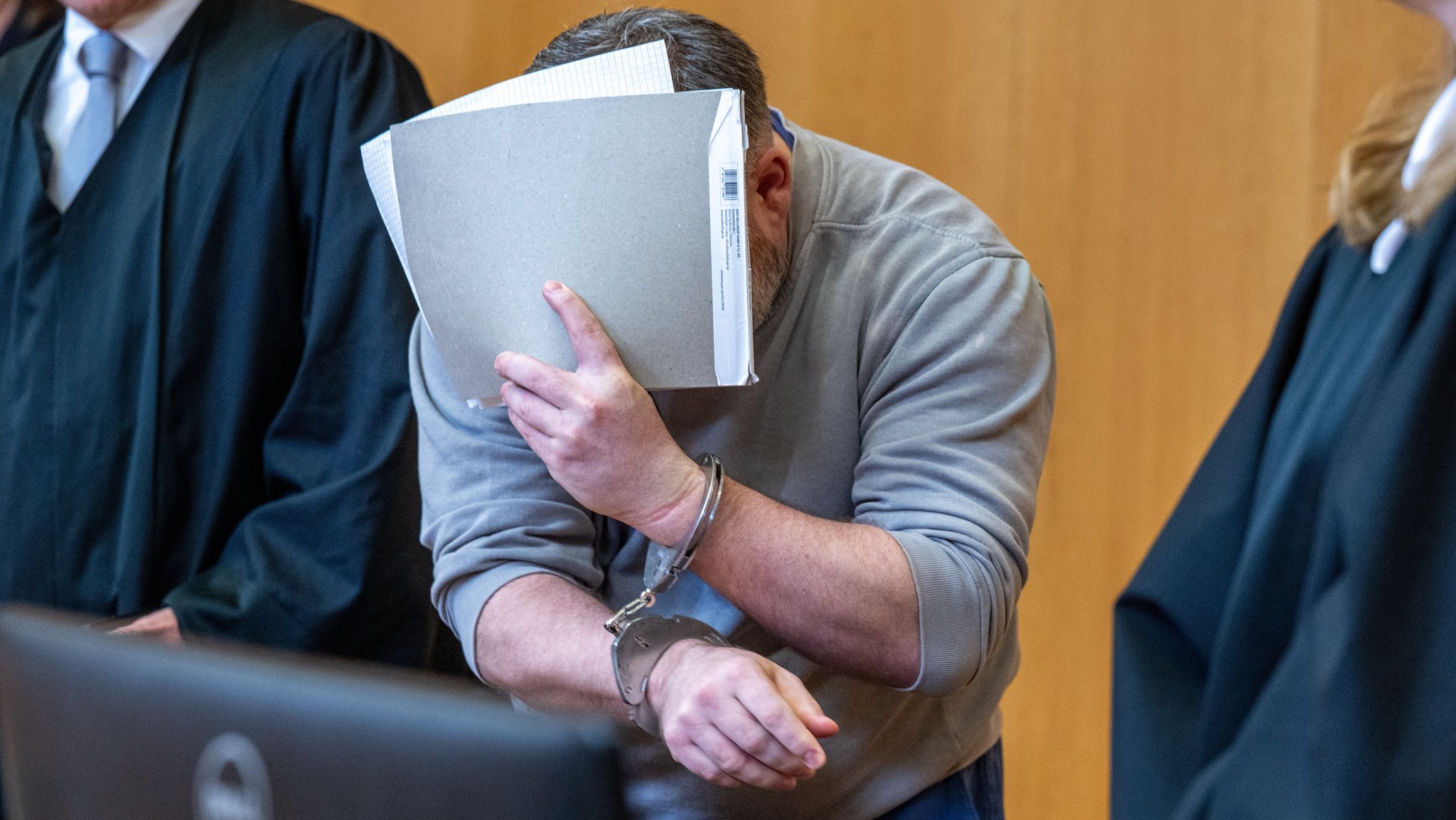 (Archivbild): Bayern, Landshut: Der Angeklagte steht im Verhandlungssaal des Landgerichts. Mit mehreren Messerstichen soll der Mann seine Noch-Ehefrau vor gut einem halben Jahr auf offener Straße getötet haben. Foto: Armin Weigel/dpa +++ dpa-Bildfunk +++ | Bild: dpa-Bildfunk/Armin Weigel (Archivbild): Bayern, Landshut: Der Angeklagte steht im Verhandlungssaal des Landgerichts. Mit mehreren Messerstichen soll der Mann seine Noch-Ehefrau vor gut einem halben Jahr auf offener Straße getötet haben. Foto: Armin Weigel/dpa +++ dpa-Bildfunk +++