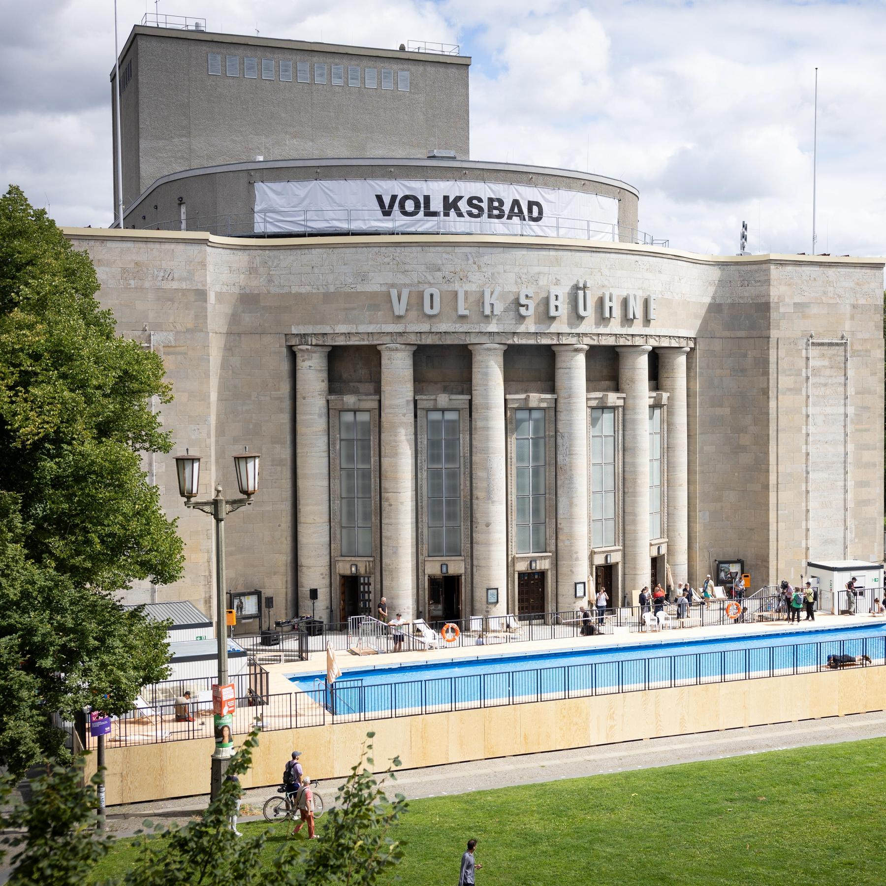 Umstrittener Pop-up-Protest: Kostenlos schwimmen vor der Berliner Volksbühne
