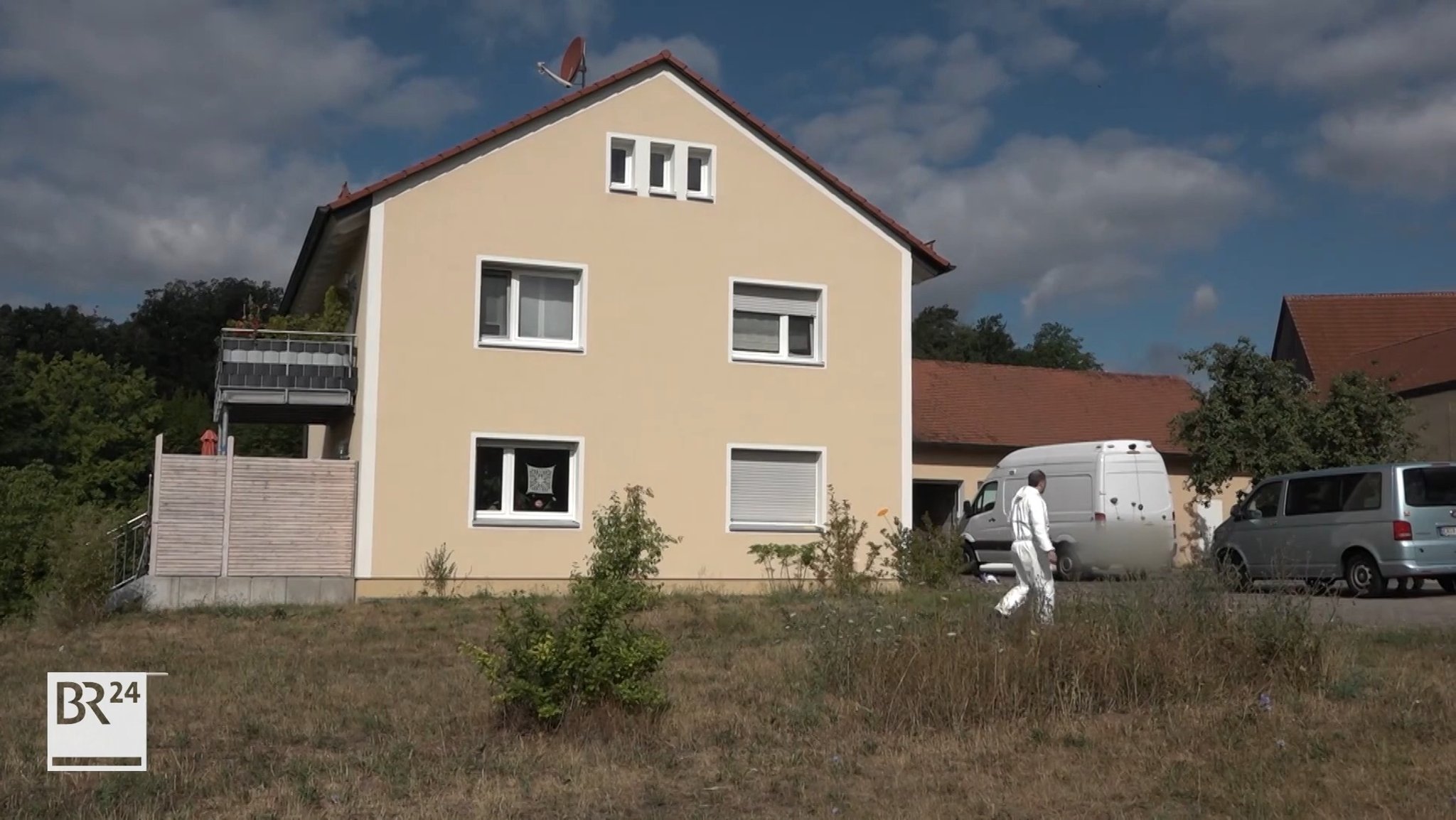 Spurensicherung vor dem betroffenen Haus.