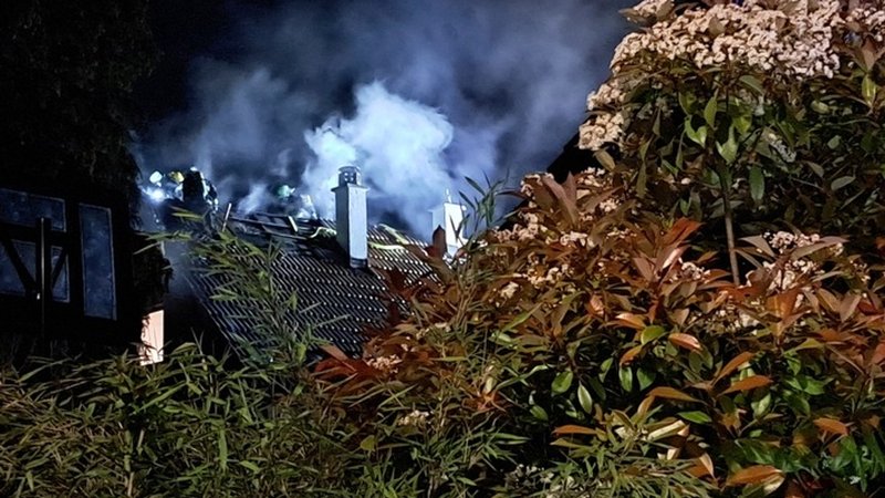 Blick auf das brennende Wohnhausdach. | Bild: Berufsfeuerwehr München Blick auf das brennende Wohnhausdach.