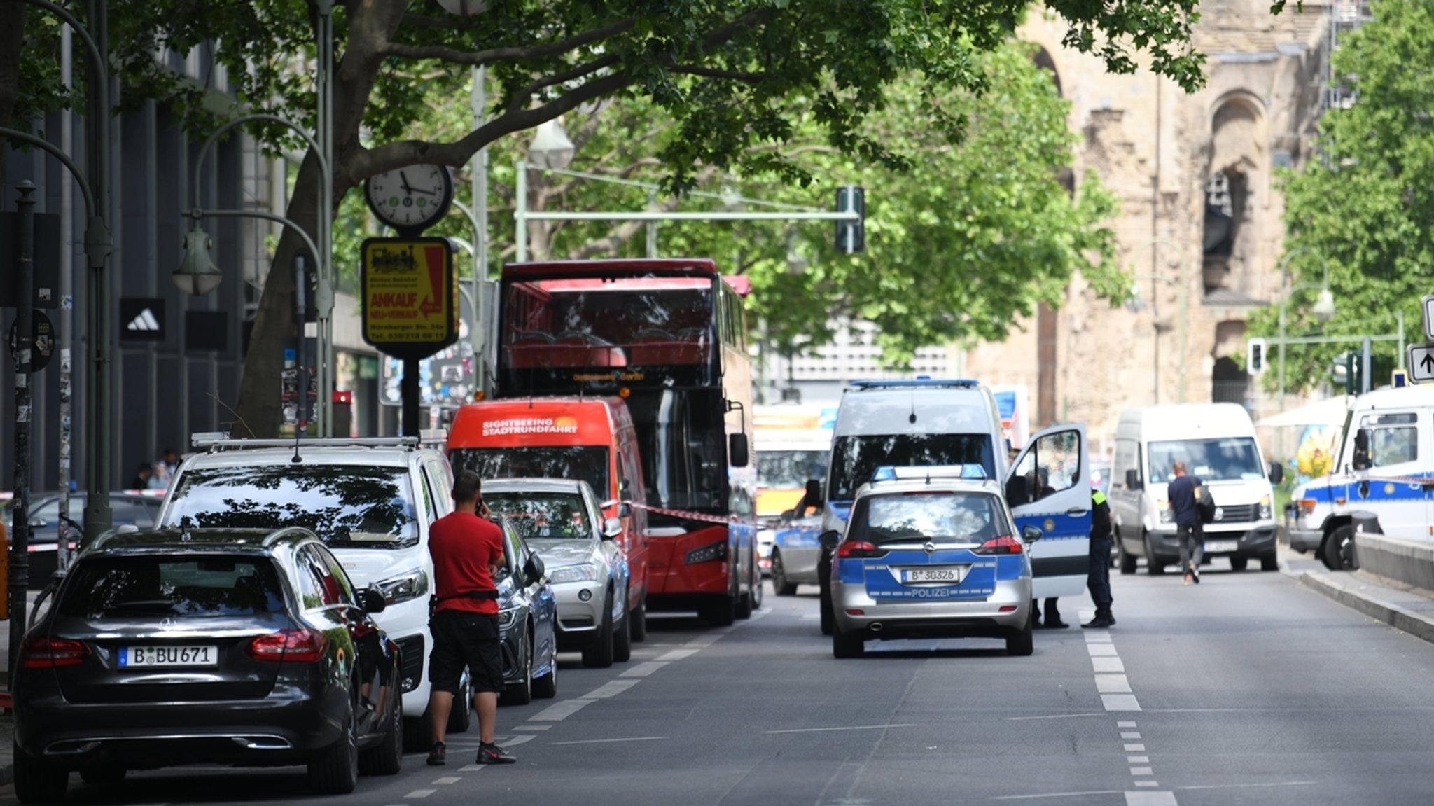 Auto fährt in Berlin in Menschenmenge