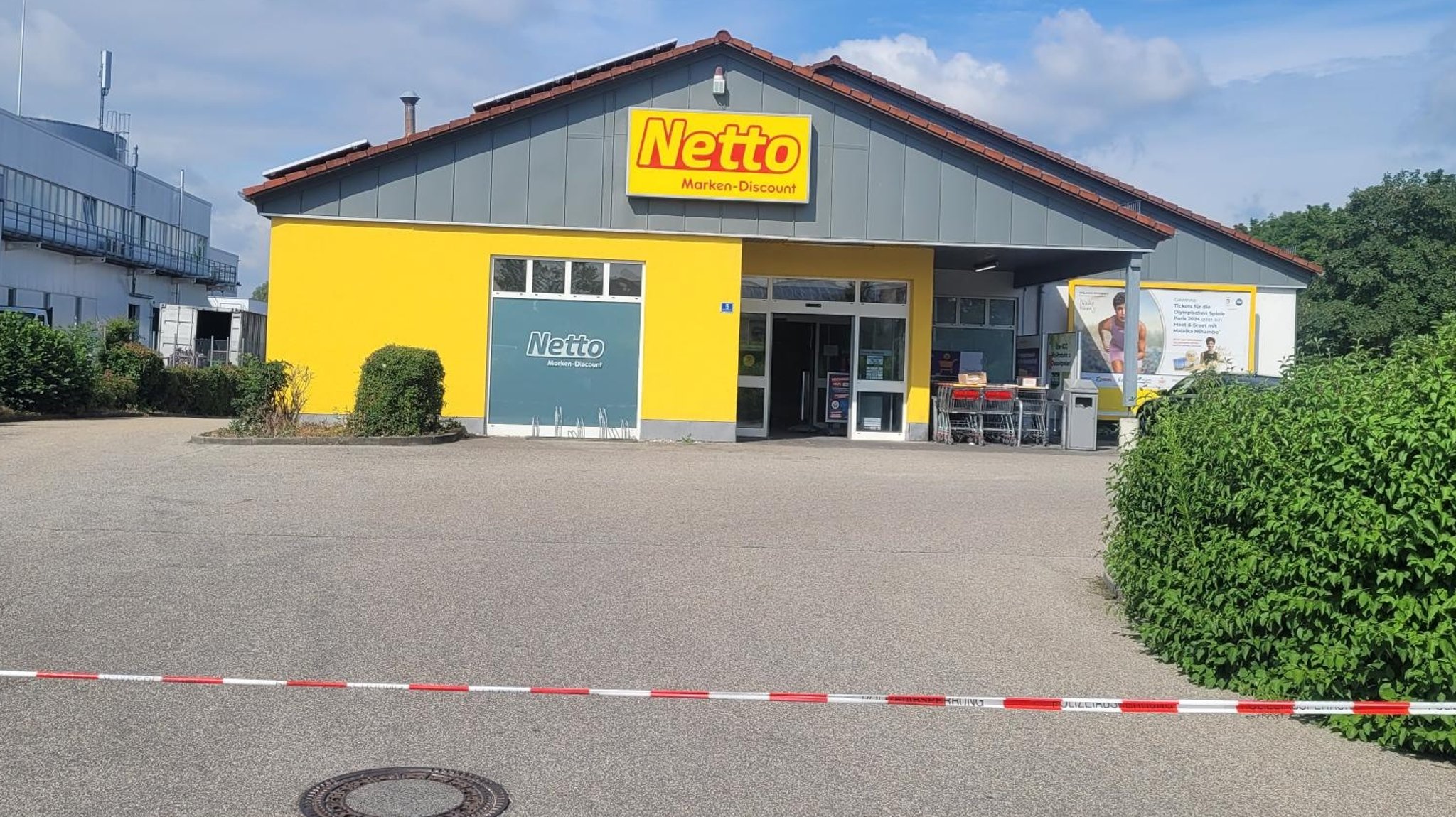 Der vom Feuer betroffene Discounter in Dingolfing