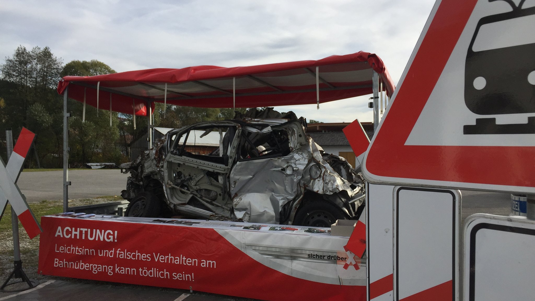 Ein Auto, das bei einem Bahnunfall zerstört wurde