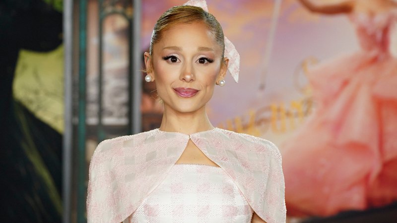 Ariana Grande in einem rosa Kleid, die Haare nach hinten gebunden. Hier ist sie auf der Premiere von "Wicked" zu sehen. | Bild: dpa-Bildfunk/Jordan Strauss Ariana Grande in einem rosa Kleid, die Haare nach hinten gebunden. Hier ist sie auf der Premiere von "Wicked" zu sehen.