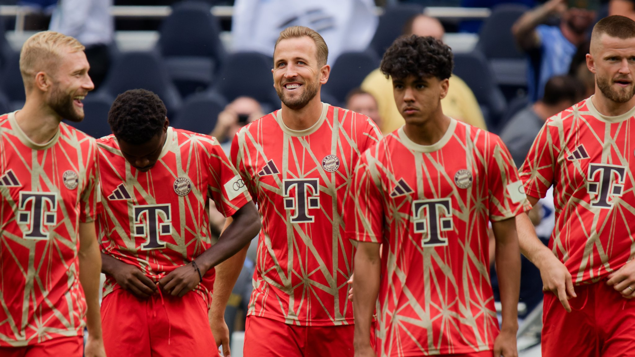 Harry Kane (Mitte) beim Aufwärmen vor der Partie