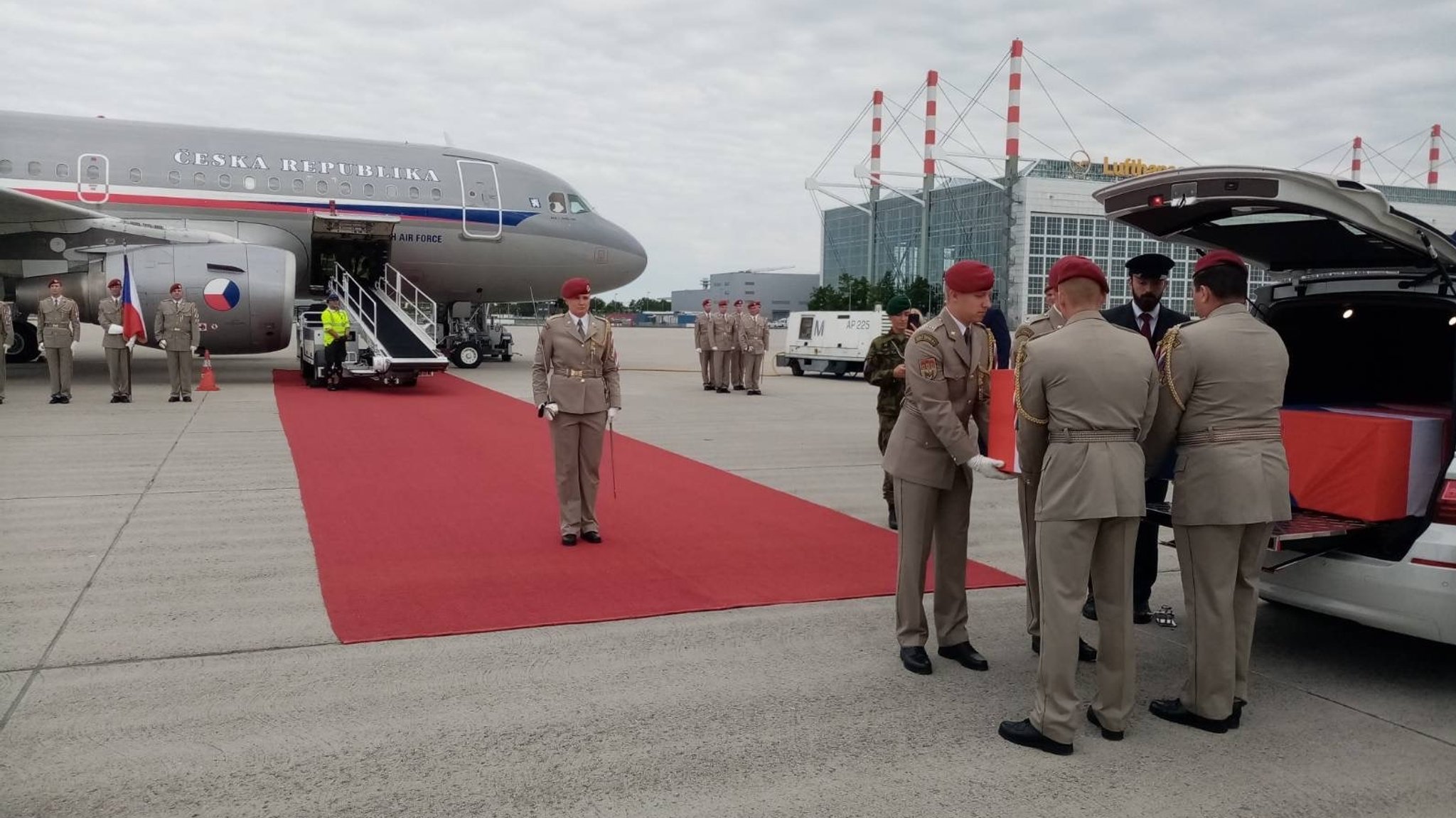 Tschechische Soldaten laden die Gebeine eines Widerstandskämfpers und von sechs Fallschirmjägern am Münchner Flughafen in eine Regierungsmaschine. | Bild: privat: Helena Novotna/Brno Tschechische Soldaten laden die Gebeine eines Widerstandskämfpers und von sechs Fallschirmjägern am Münchner Flughafen in eine Regierungsmaschine.
