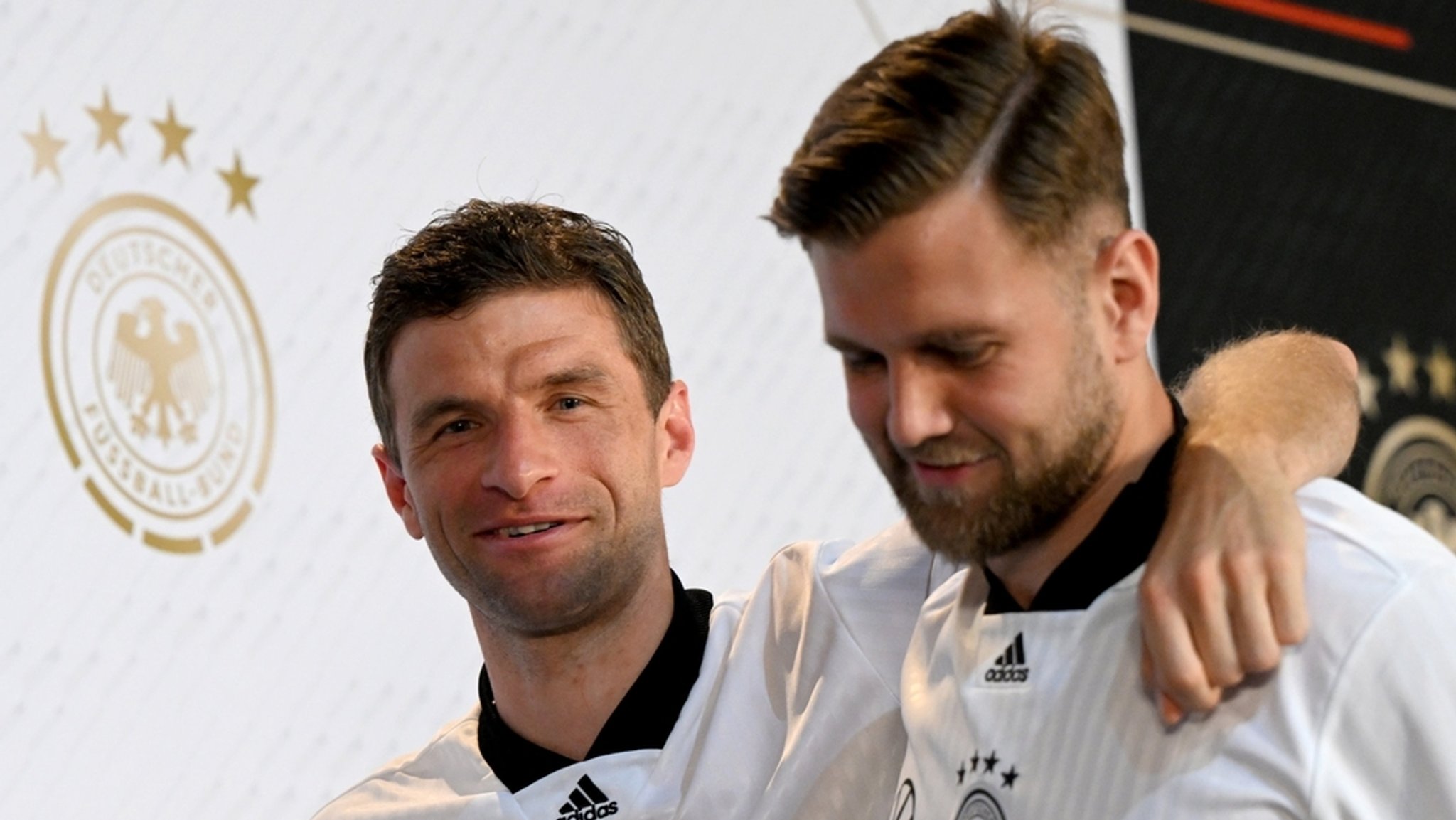 29.11.2022, Katar, Al-Shamal: Fußball, WM 2022 in Katar, Nationalmannschaft, Deutschland, Pressekonferenz, Deutschlands Thomas Müller (rl und Deutschlands Niclas Füllkrug nach einer Pk. 