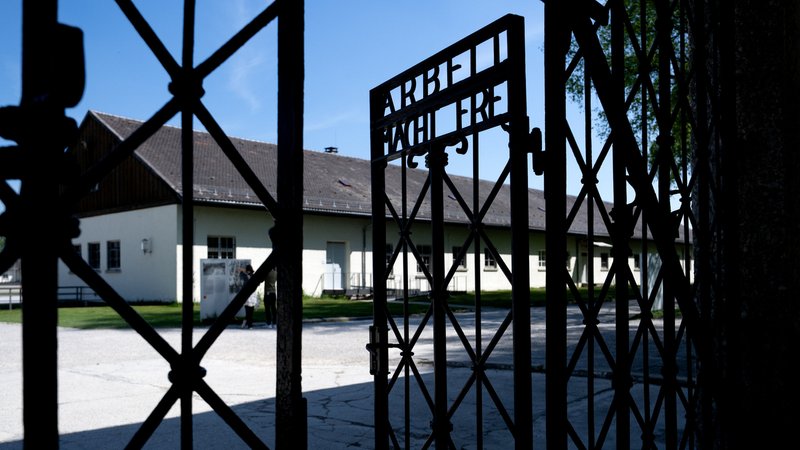 Dachau: Das Eingangstor mit der Inschrift ·Arbeit macht frei· | Bild: Sven Hoppe/dpa Dachau: Das Eingangstor mit der Inschrift ·Arbeit macht frei·