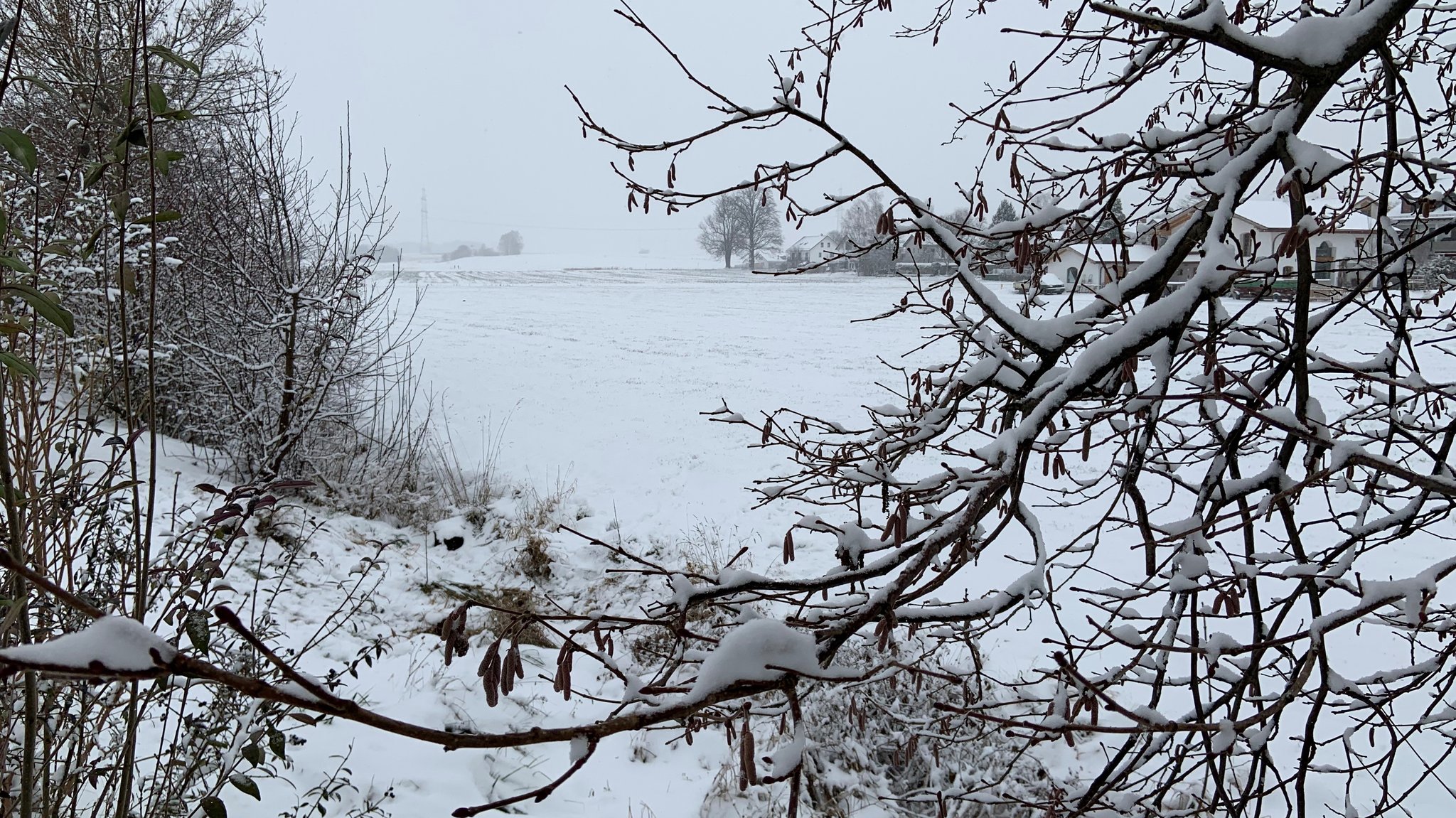 Verschneite Landschaft am Dreikönigstag in Gelting im Landkreis Ebersberg