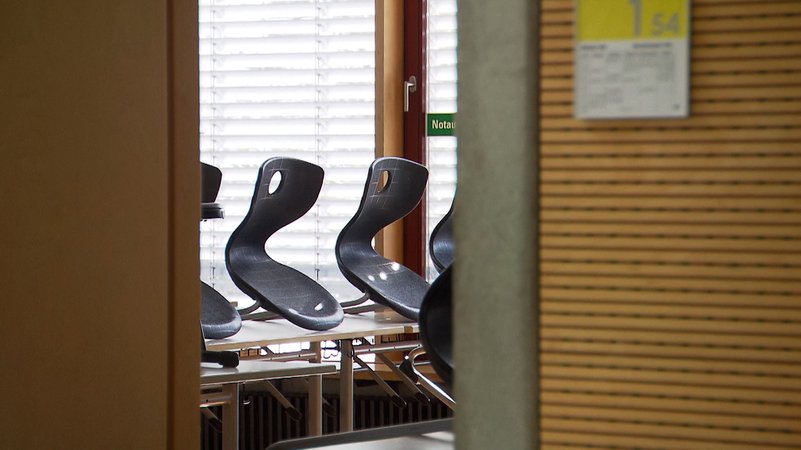 Heute vor genau fünf Jahren war es: Alle Schulen in Bayern machten dicht. So sollte die Ausbreitung des neuen Corona-Virus verhindert werden. | Bild: Bayerischer Rundfunk 2025 Heute vor genau fünf Jahren war es: Alle Schulen in Bayern machten dicht. So sollte die Ausbreitung des neuen Corona-Virus verhindert werden.