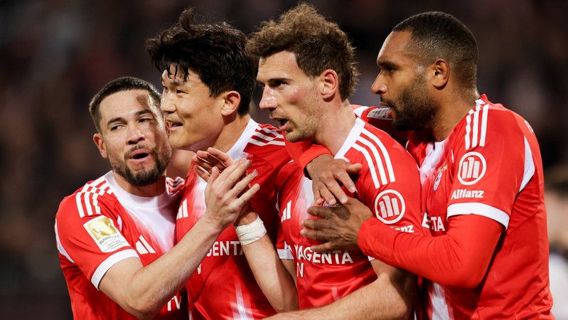 FC Bayern Spieler jubeln nach Tor | Bild: picture alliance / Gonzales Photo/Inaki Esnaola FC Bayern Spieler jubeln nach Tor