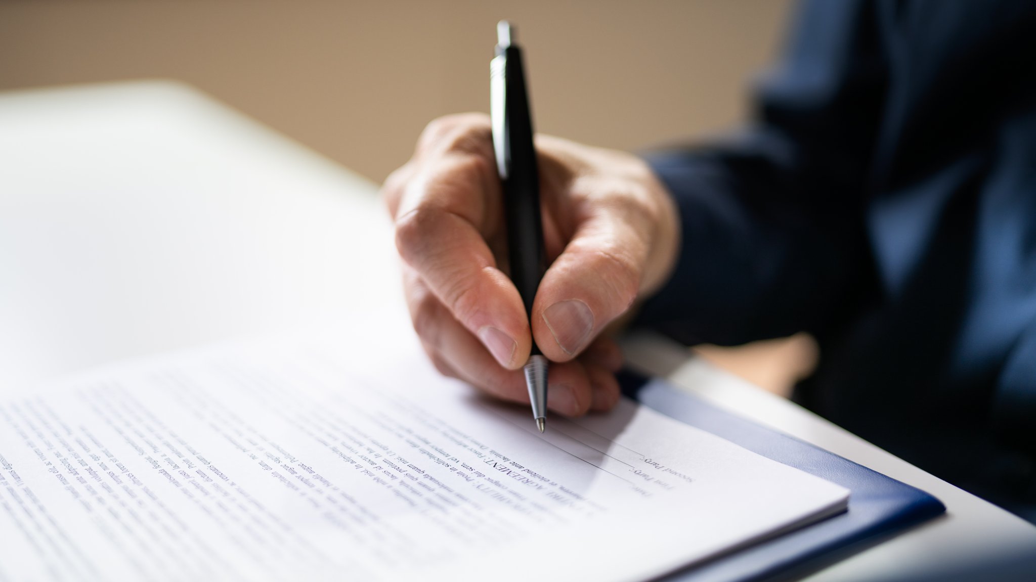 Ein Mann unterschreibt einen Vertrag