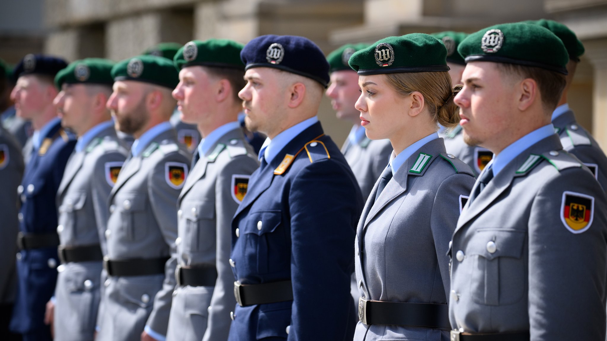 Rekrutinnen und Rekruten stehen beim öffentlichen Gelöbnis | Bild: picture alliance/dpa | Bernd von Jutrczenka Rekrutinnen und Rekruten stehen beim öffentlichen Gelöbnis