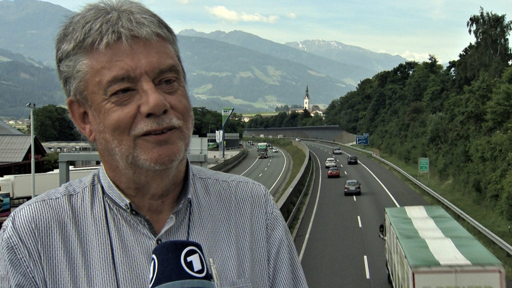 Fritz Gurgiser auf Autobahnbrücke