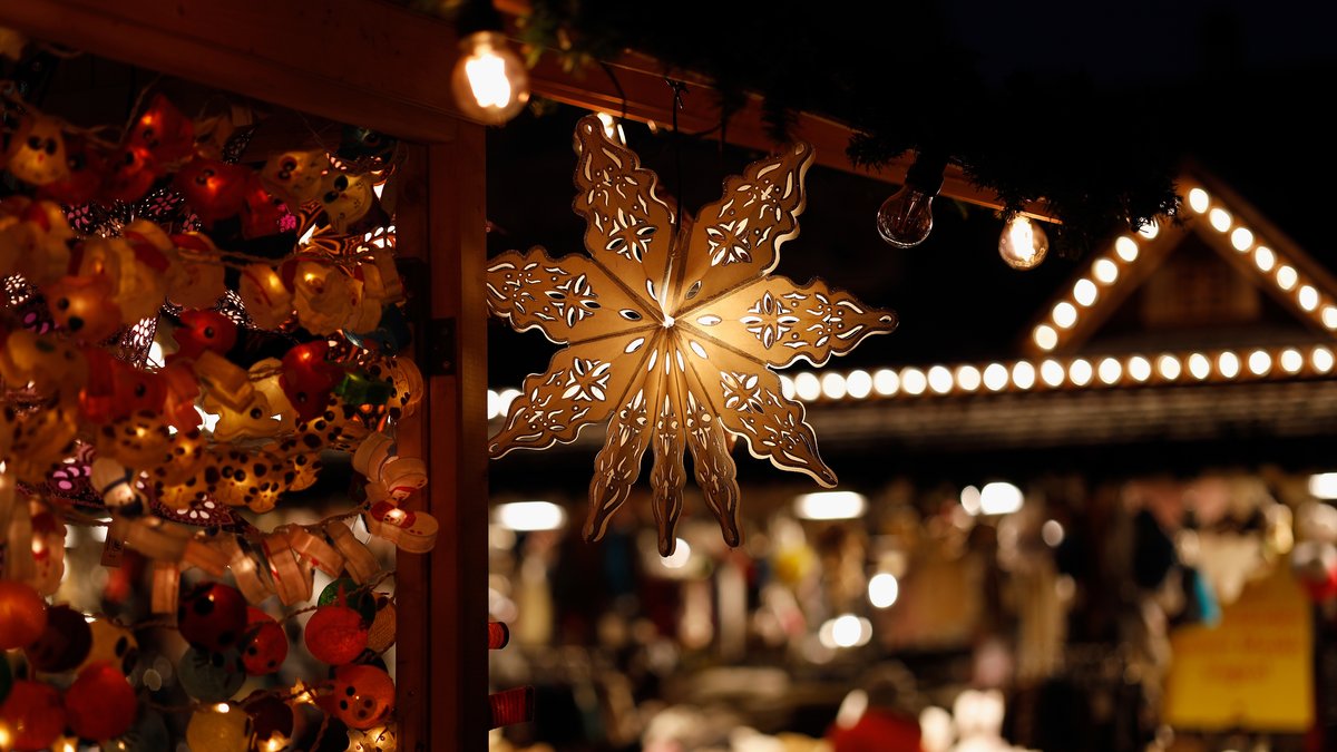 Weihnachtsschmuck auf dem Würzburger Adventsmarkt 2020. 