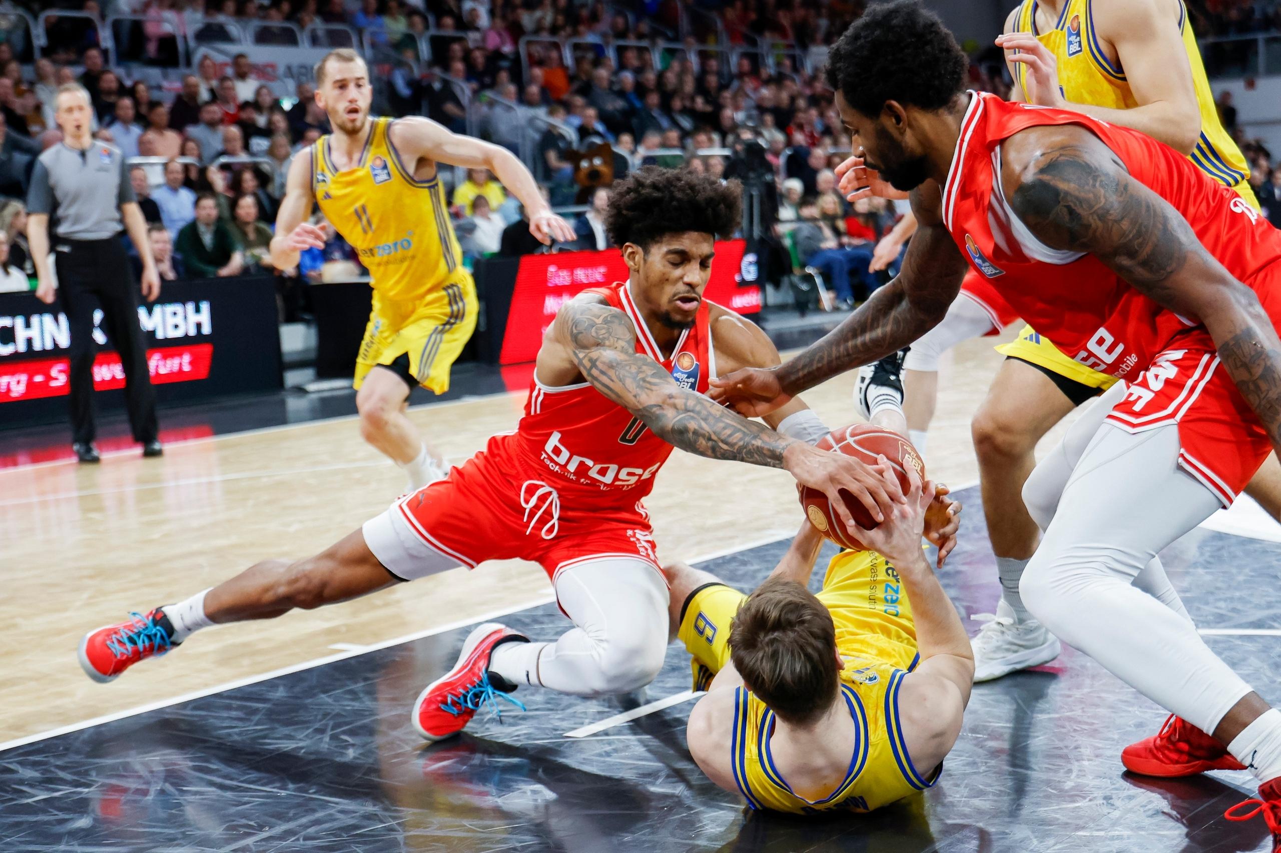 Justin Gray (Bamberg Baskets, #00) Mitte Malte Delow (Alba Berlin, #06) rechts Adrian Nelson (Bamberg Baskets, #04)