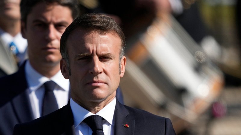 Der französische Präsident Emmanuel Macron (vorne) und Premierminister Gabriel Attal stehen während der Parade zum Tag der Bastille stramm. | Bild: dpa-Bildfunk/Louise Delmotte Der französische Präsident Emmanuel Macron (vorne) und Premierminister Gabriel Attal stehen während der Parade zum Tag der Bastille stramm.