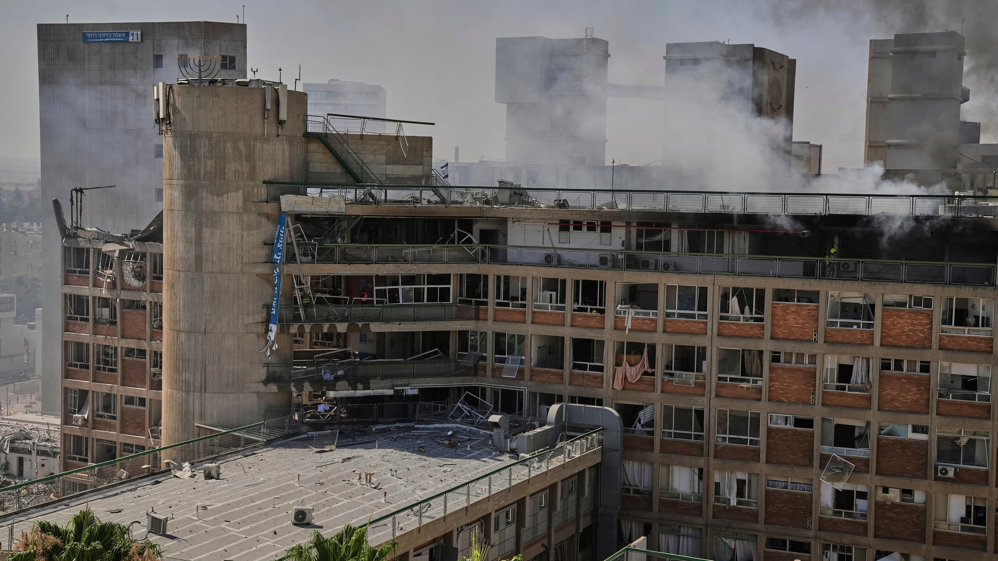 Rauch steigt aus einem Gebäude des Soroka-Krankenhauses in Beerscheva auf, nachdem es von einer aus dem Iran abgefeuerten Rakete getroffen wurde. | Bild: dpa-Bildfunk/Leo Correa Rauch steigt aus einem Gebäude des Soroka-Krankenhauses in Beerscheva auf, nachdem es von einer aus dem Iran abgefeuerten Rakete getroffen wurde.