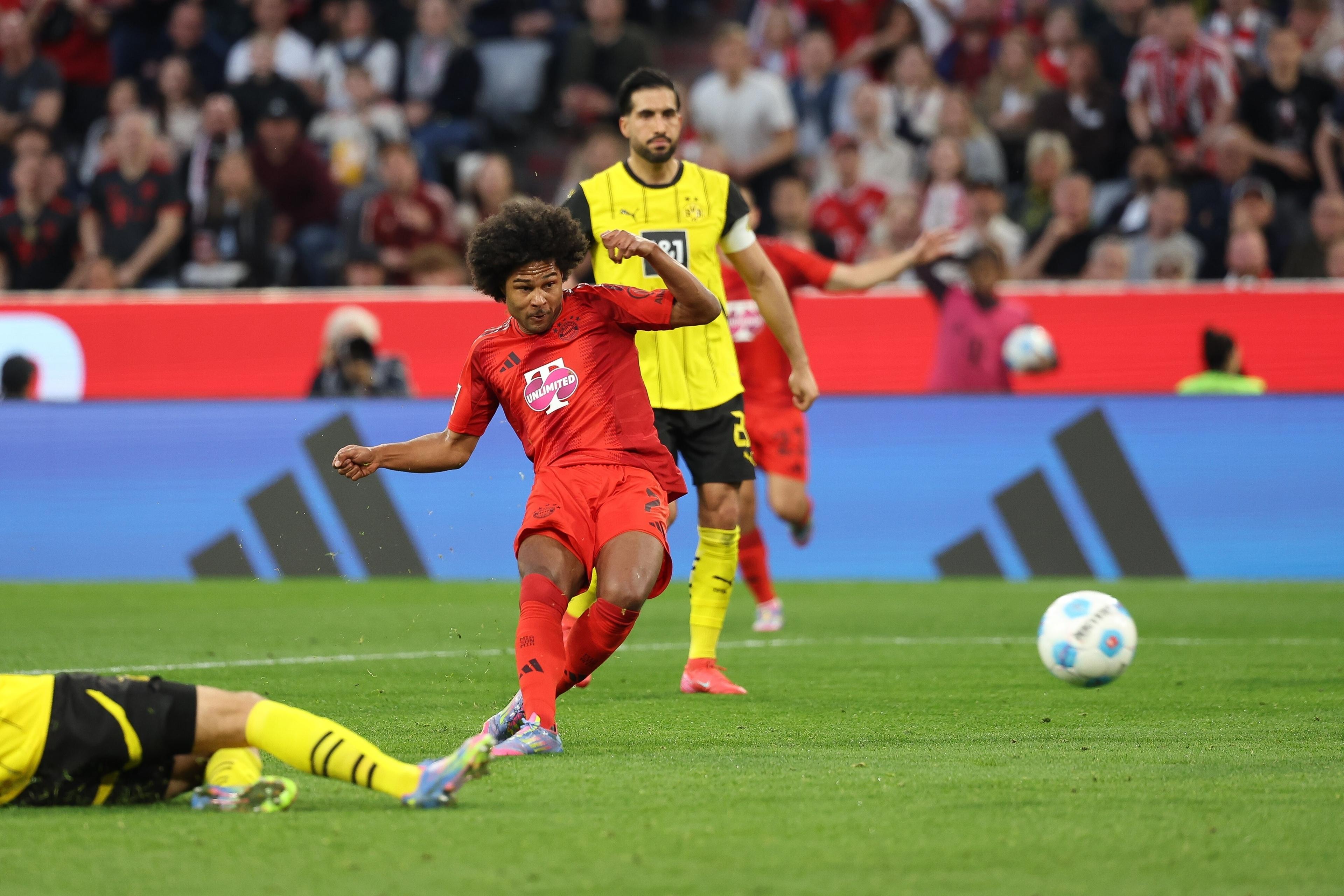 Serge Gnabry trifft in der Bundesligapartie FC bayern München - Borussia Dortmund