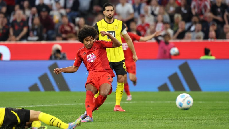 Serge Gnabry trifft in der Bundesligapartie FC bayern München - Borussia Dortmund | Bild: picture-alliance/dpa Serge Gnabry trifft in der Bundesligapartie FC bayern München - Borussia Dortmund