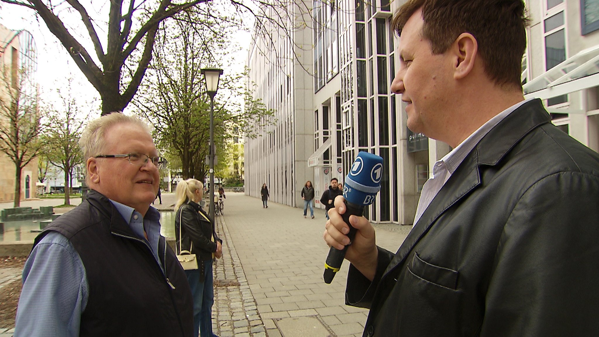 Mathias Flasskamp interviewt Mann auf der Straße